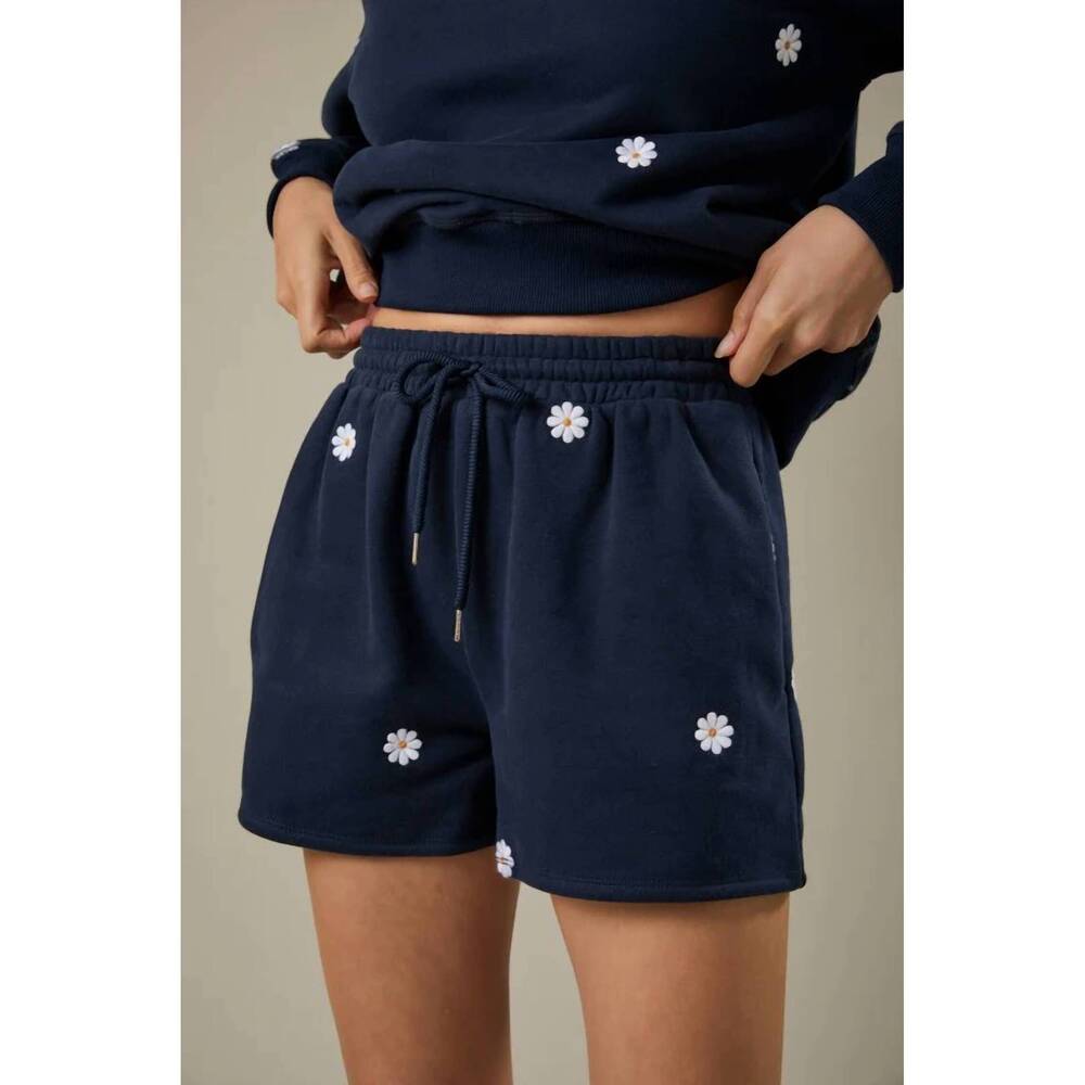 NEW SUNDAY EDITION full of daisies shorts in navy